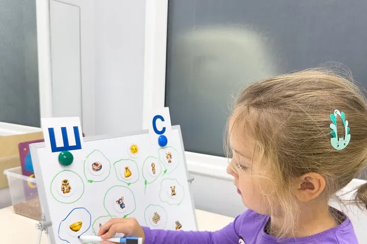 Ребёнок собирает слоги из букв